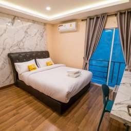 DOUBLE DELUXE BALCONY ROOM (XL) DOUBLE DELUXE BALCONY ROOM (XL)