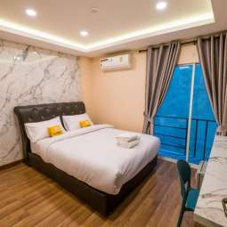 DOUBLE DELUXE BALCONY ROOM (XL) DOUBLE DELUXE BALCONY ROOM (XL)