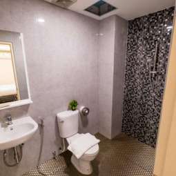 DOUBLE DELUXE BALCONY ROOM (XL) DOUBLE DELUXE BALCONY ROOM (XL)