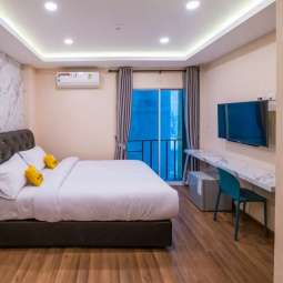 DOUBLE DELUXE BALCONY ROOM (XL) DOUBLE DELUXE BALCONY ROOM (XL)