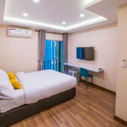 DOUBLE DELUXE BALCONY ROOM (XL) DOUBLE DELUXE BALCONY ROOM (XL)