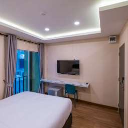 DOUBLE DELUXE BALCONY ROOM (XL) DOUBLE DELUXE BALCONY ROOM (XL)