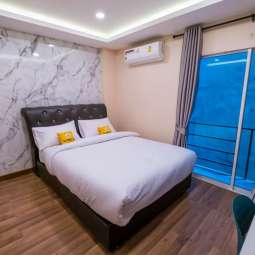 DOUBLE DELUXE BALCONY ROOM (XL) DOUBLE DELUXE BALCONY ROOM (XL)