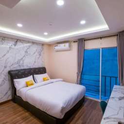 DOUBLE DELUXE BALCONY ROOM (XL) DOUBLE DELUXE BALCONY ROOM (XL)